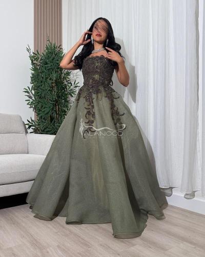 فستان سهرة طويل أنيق بتصميم جذاب وألوان متناسقة