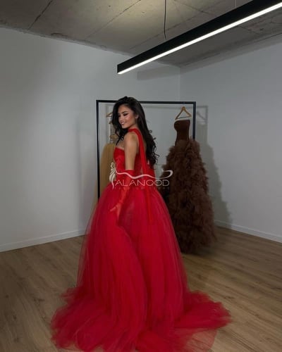 فستان سهرة أحمر بتصميم فخم ومميز