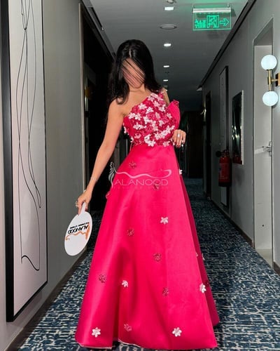 فستان سهرة فوشي طويل مزين بالورد