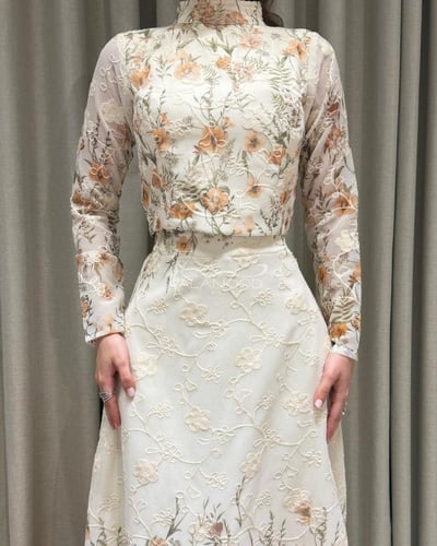 فستان سكري انيق بكلفة زهور فريدة