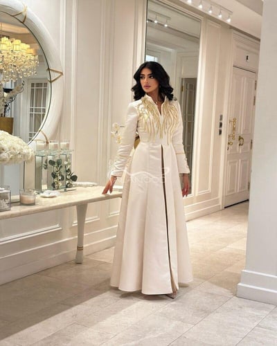 فستان سهرة سكري بطريز ملكي بتصميم فخم