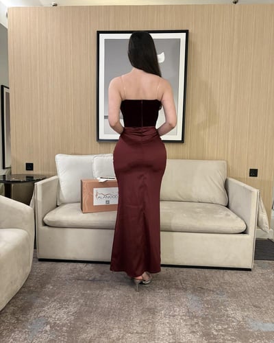 فستان سهرة بلون عودي مخمل مطرز بأكتاف مكشوفة