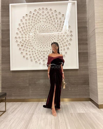 فستان مخمل أحمر عنابي بأكتاف مكشوفة