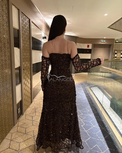 فستان بني بكلفة سهرة راقي بتصميم لامع وأكمام منفصل...