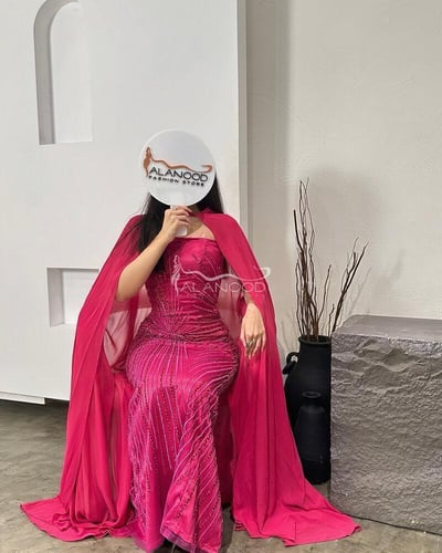 فستان فوشي ماسك مع شال انيق لإطلالة ساحرة في السهر...