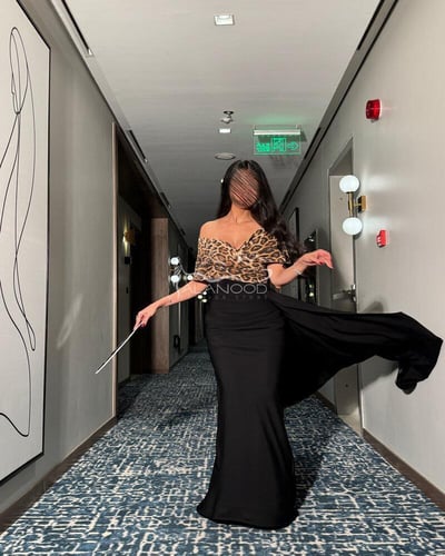 فستان سهرة أسود بكلفة نمري بتصميم عصري فخم