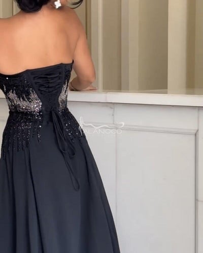 فستان اسود طويل مع شك من الخصر