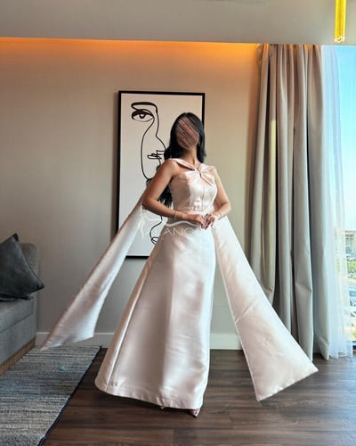 فستان سهرة بيج مطرز بتصميم عصري مع تفاصيل متدرجة