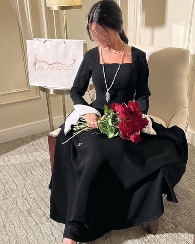 فستان اسود ناعم بـاكمام مميزة