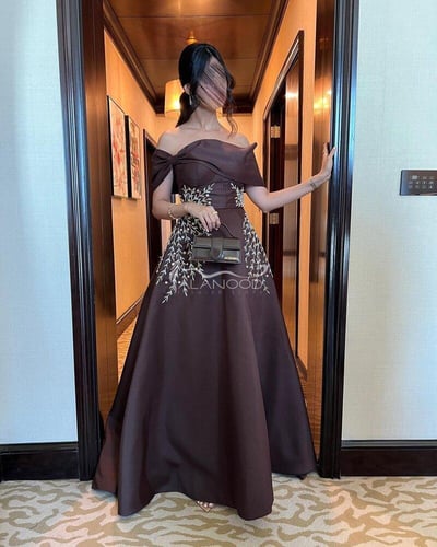 فستان سهرة بني كلوش طويل مطرز ذهبي فاخر