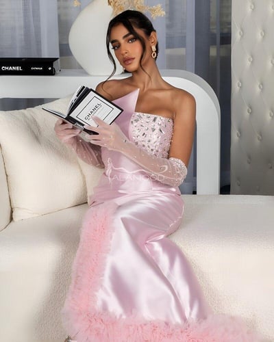 فستان سهرة وردي فخم بتصميم عصري مع تفاصيل أنيقة