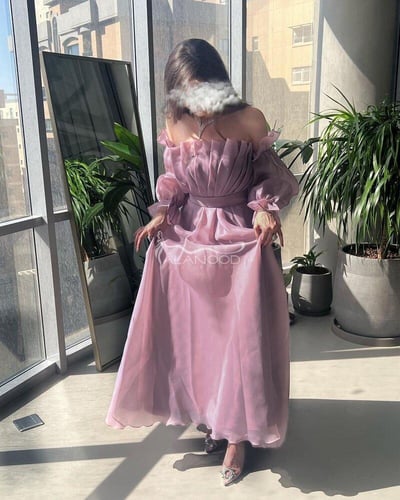 فستان ناعم بلون وردي مناسب للحمل بتصميم عصري ومريح