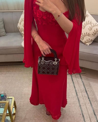 فستان الملكة كابلي الأحمر بالورود: تصميم باربي ستر...