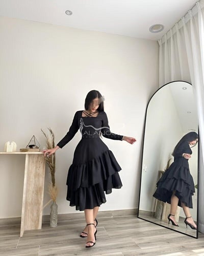 فستان ناعم أبيض كتان بأكمام واسعة بتصميم عصري