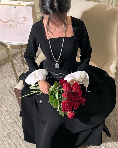 فستان اسود ناعم بـاكمام مميزة