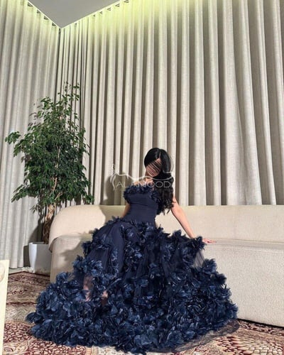 فستان سهرة كحلي مزين بالورد بتصميم أنيق