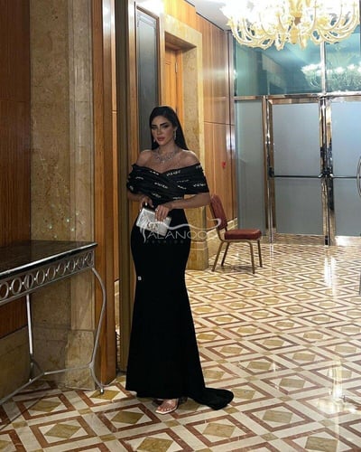 فستان أسود ناعم بكرستال مطرز بتصميم عصري فخم