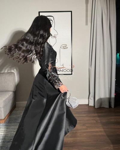 فستان سهره ميكادو اسود بأكمام مطرزة وأنيق