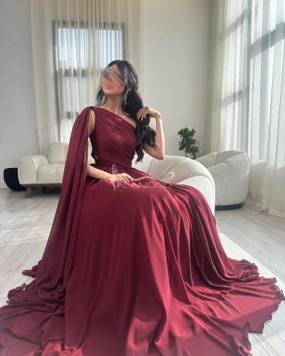 فستان سهرة بلون عودي طويل وأنيق بتصميم عصري فخم