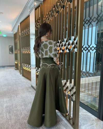 فستان سهرة زيتي بكلفة شك على الصدر