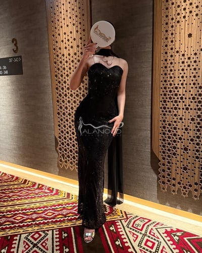 فستان سهرة أسود براق مع لمسة ناعمة