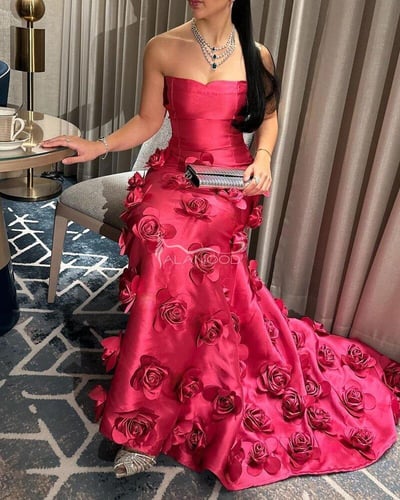 فستان سهرة مطرز زهور بارزة بتصميم أنيق