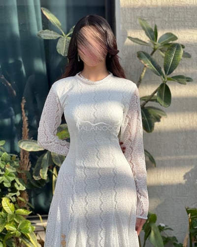 فستان دانتيل طويل بتصميم أنيق ومميز بأكمام طويلة