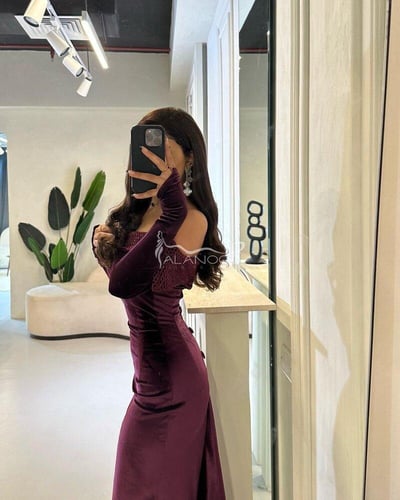 فستان مخمل ناعم عنابي بأكتاف مكشوفة