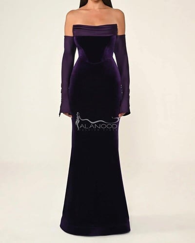 فستان مخمل ناعم موف غامق بأكتاف مكشوفة بتصميم أنيق