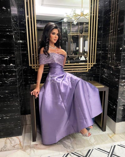 فستان سهرة بلون موف بكلفة مميزة بتصميم عصري لامع