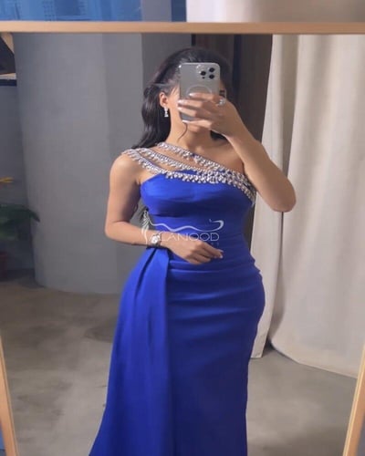 فستان أزرق سهرة بكرستال على الكتف بتصميم عصري فخم