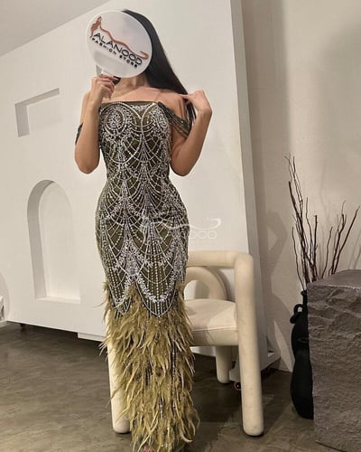 الفستان الزيتي الريشي: سهرة جديدة بتصميم أنيق