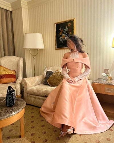 فستان سهرة طويل لامع: أناقة وجاذبية في ليلة مميزة