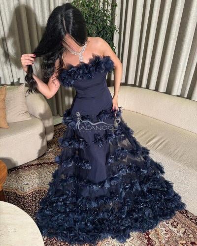 فستان سهرة كحلي مزين بالورد بتصميم أنيق