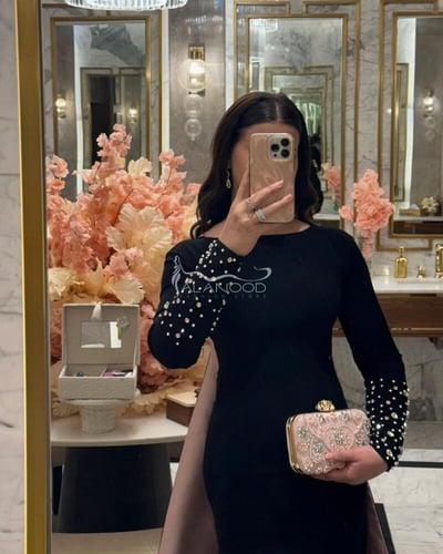 فستان سهرة أنيق بحبات لؤلؤ