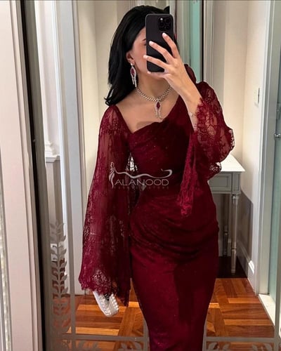 فستان دانتيل بلون عودي للعيد تصميم أنيق