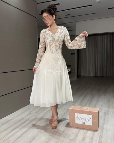 فستان سكري انيق بكلفة زهور فريد بتصميم مزخرف أنيق