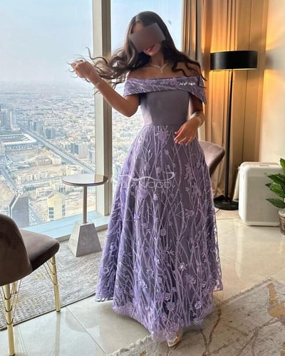 فستان سهرة أنيق بلون الموف والكحلي بتصميم عصري فخم