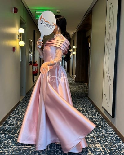 فستان سهرة وردي لامع بتصميم أنيق