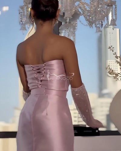 فستان سهرة وردي فخم بتصميم عصري مع تفاصيل أنيقة