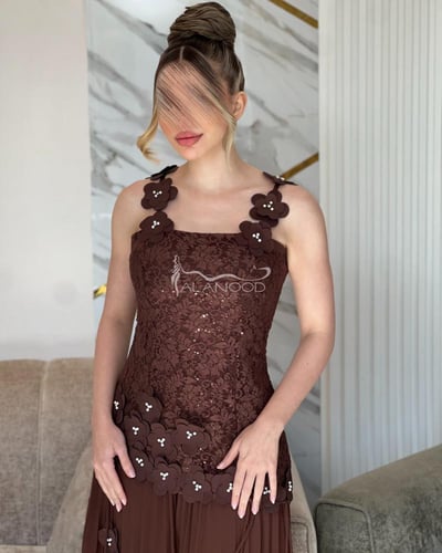 فستان سهره بني أنيق بتصميم فريد