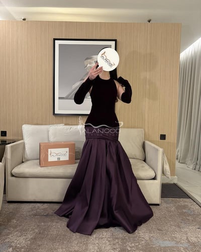 فستان سهرة بنفسجي داكن بأكمام مميزة وقصة أنيقة