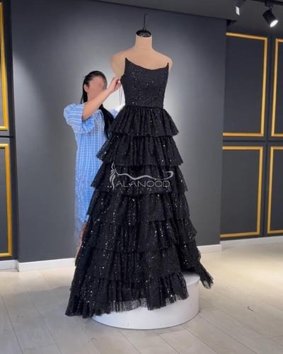 فستان سهرة أسود أنيق بتصميم طبقات الشك