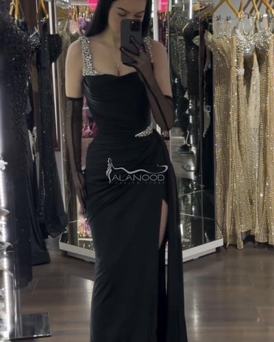 فستان سهرة جريئ بتطريز كرستال فاخر ومميز بتصميم أن...