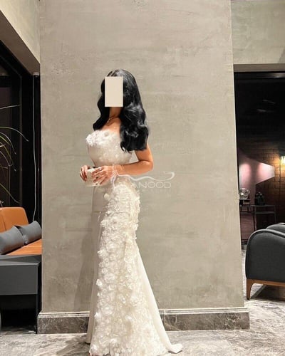 فستان ناعم بكلفة الورود البيضاء - لامع وأنيق للملك...