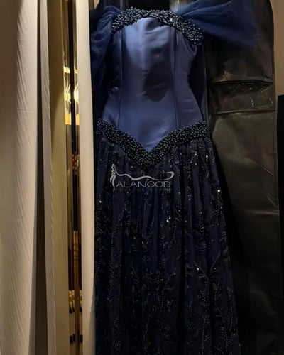 فستان سهرة ومناسبات بلون كحلي واحمر