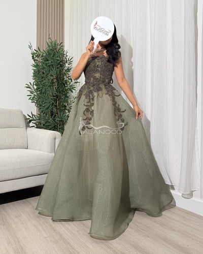 فستان سهرة طويل أنيق بتصميم جذاب وألوان متناسقة