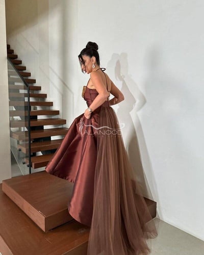 فستان سهرة بني فاتح بكلفة مطرزة فاخرة بتصميم عصري