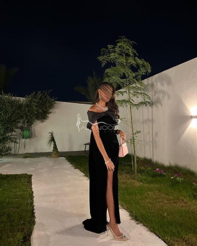 فستان مخمل أحمر عنابي بأكتاف مكشوفة