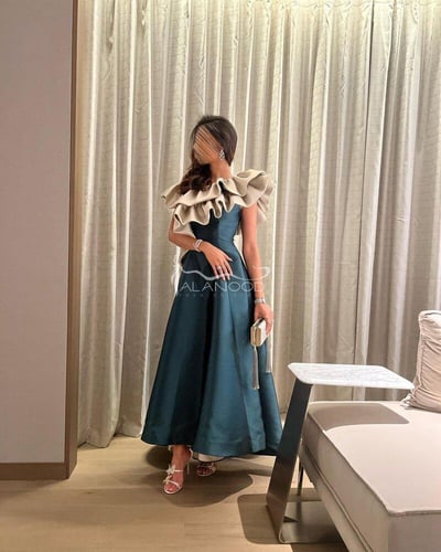 فستان سهرة زيتي بتصميم عصري أنيق مع تفاصيل فاخرة